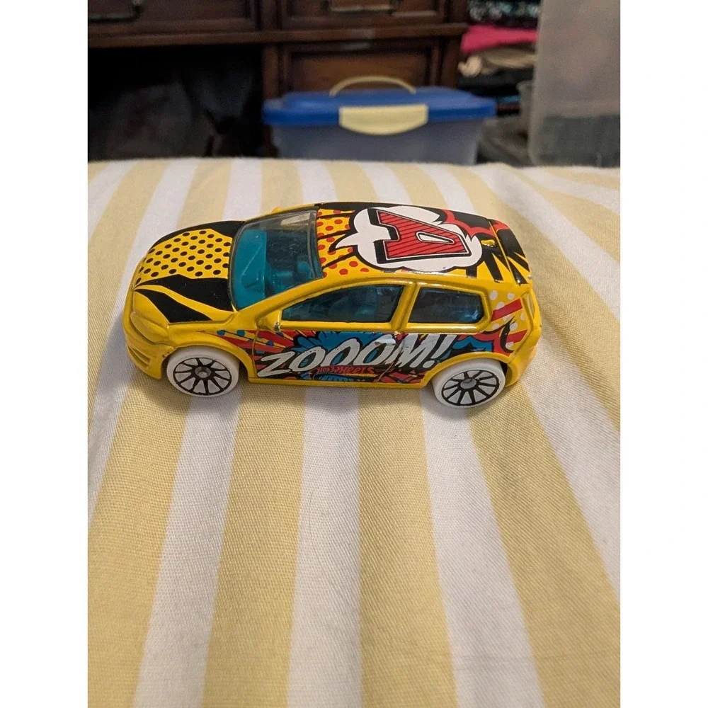2016 HOT WHEELS ART CARS VOLKSWAGEN GOLF MK7 ZOOM CRASH YELLOW 1:64 DIECAST CAR